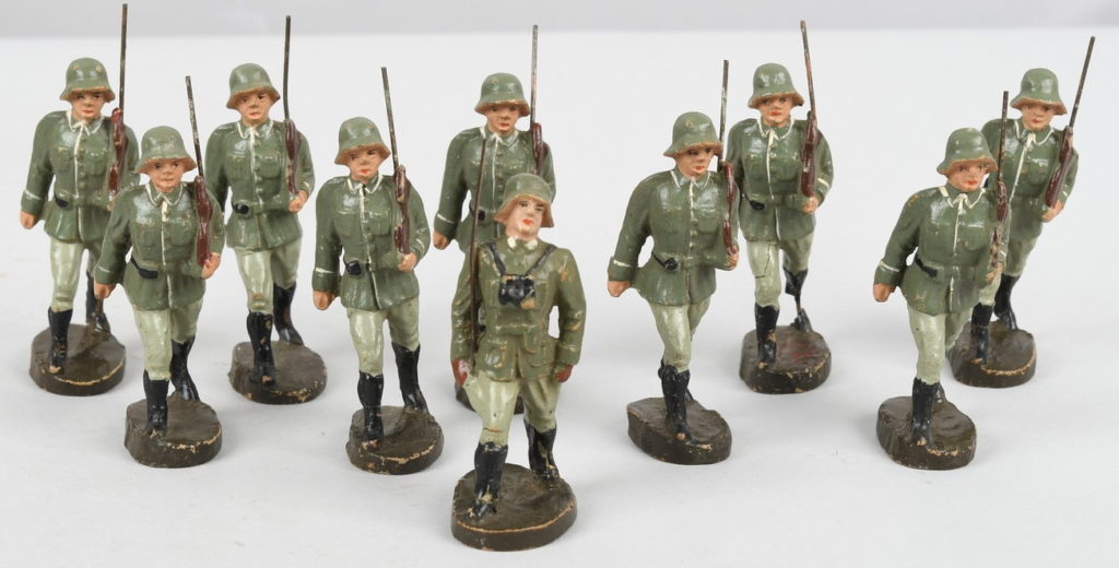 Group of 10 Matching, Marching Toy Soldiers Germany 1930-40 